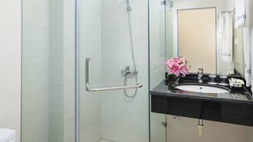 Dusche, Regendusche, kostenlose Toilettenartikel, Haartrockner
