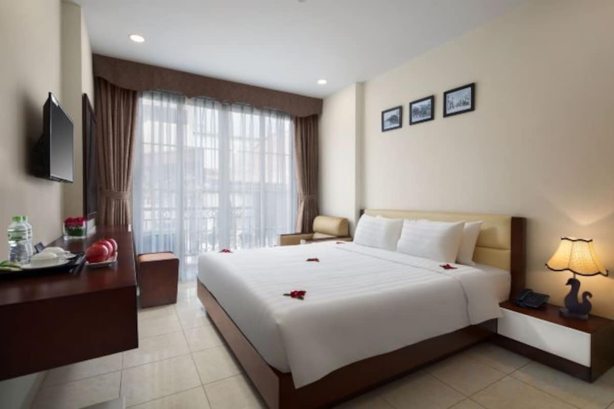 Premium bedding, minibar, in-room safe, desk