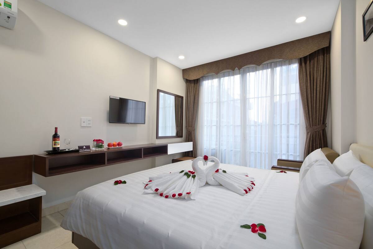 junior suite, balcony | 1 bedroom, premium bedding, minibar, in-room safe