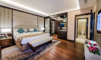 Junior Suite, 1 Bedroom | Minibar, in-room safe, desk, blackout drapes