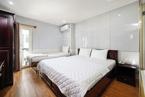 Habitación triple Deluxe | Escritorio, insonorización, wifi gratis y ropa de cama