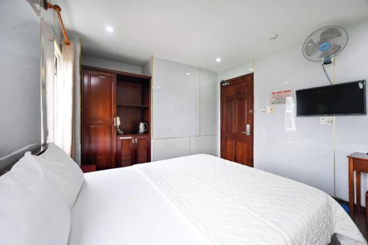 Desk, soundproofing, free WiFi, bed sheets