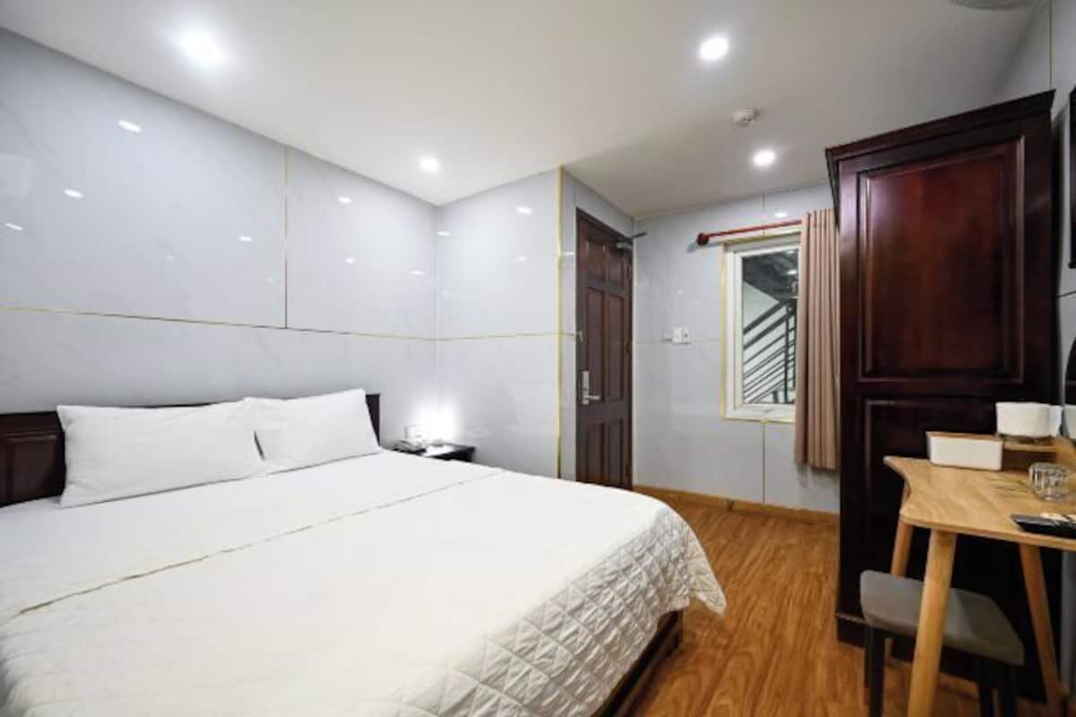 Desk, soundproofing, free WiFi, bed sheets