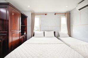 Deluxe Triple Room | Desk, soundproofing, free WiFi, bed sheets