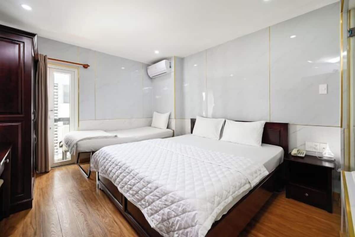 Desk, soundproofing, free WiFi, bed sheets