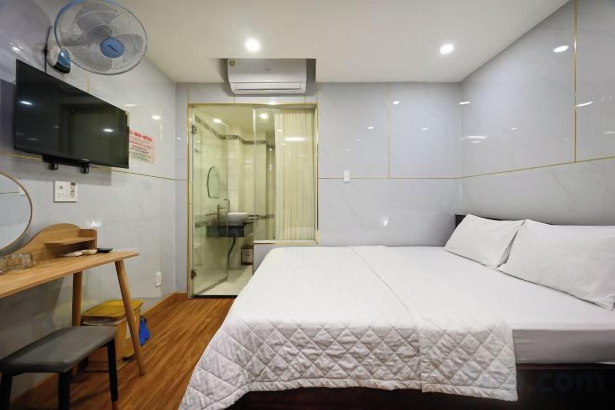 Desk, soundproofing, free WiFi, bed sheets