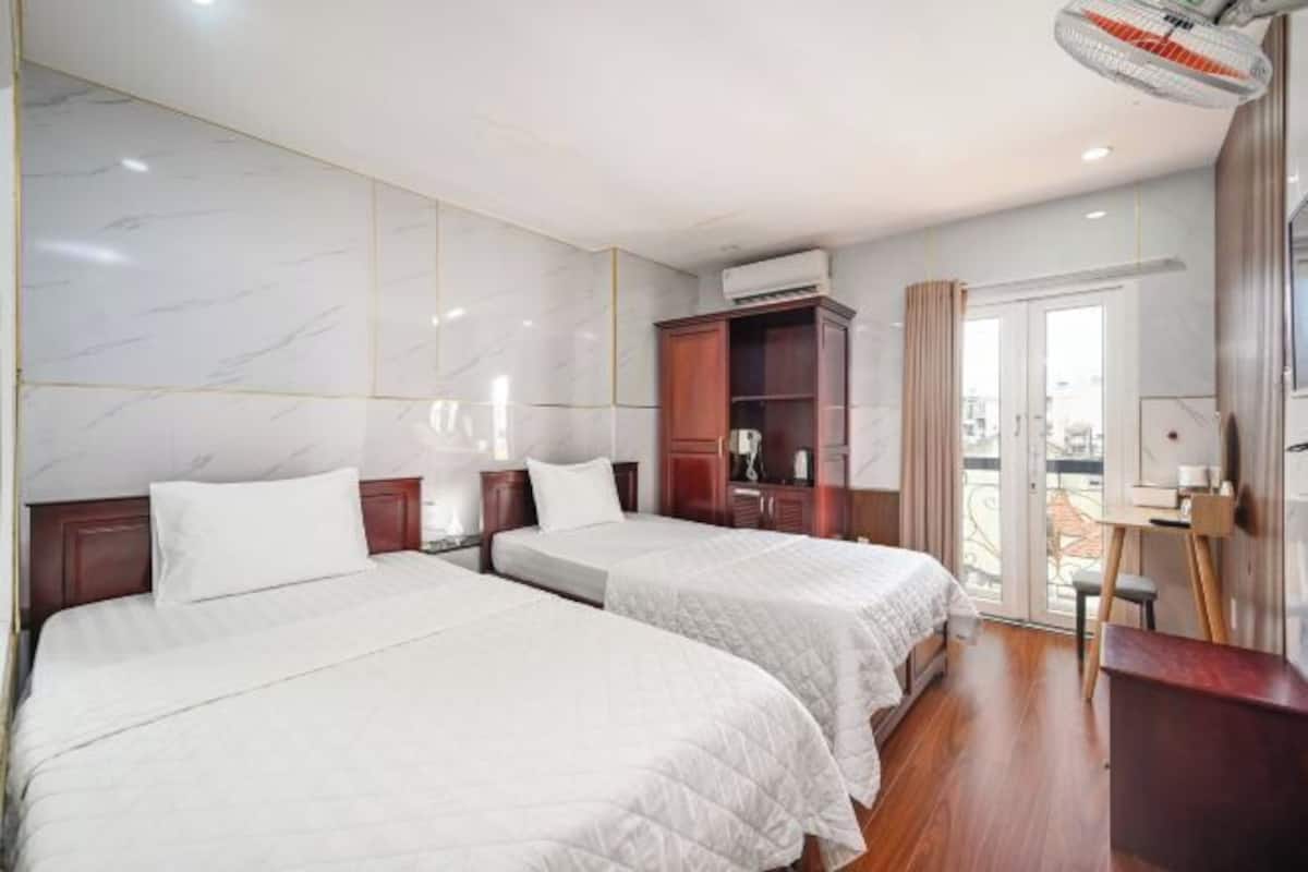 Desk, soundproofing, free WiFi, bed sheets