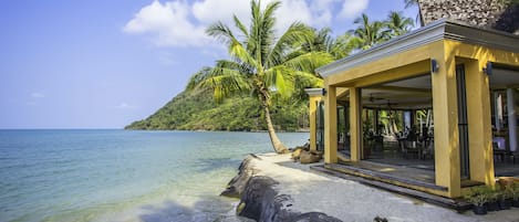 Breakfast, lunch, dinner served; international cuisine