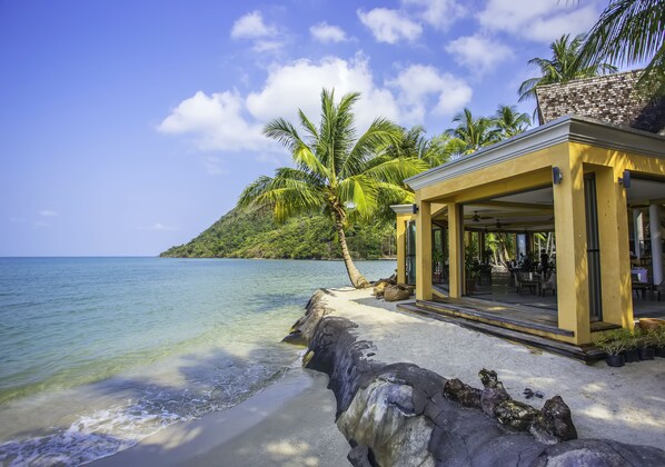 Breakfast, lunch, dinner served; international cuisine - Peninsula Beach Resort (Ko Chang)