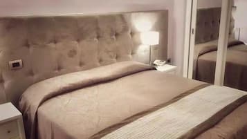 Habitación doble | Edredones de plumas, minibar, caja fuerte y escritorio