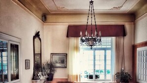 A traditional living room with a sofa set, a coffee table, and a chandelier. - Hotel Villa Igea (Alassio)