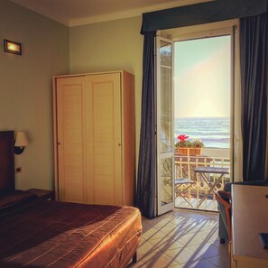 Copriletto in piuma, minibar, una cassaforte in camera, una scrivania