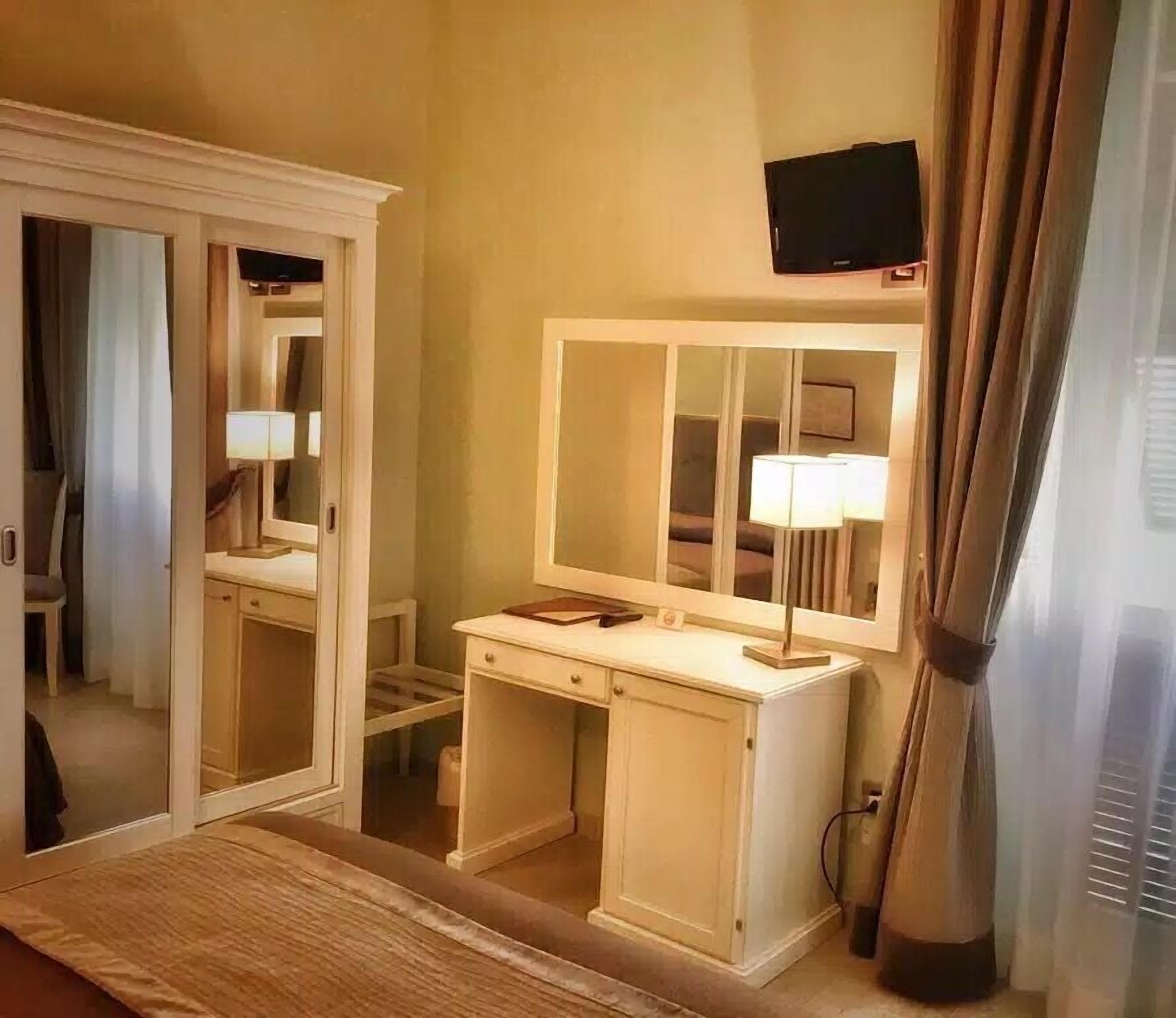 double room | 1 bedroom, down duvets, minibar, in-room safe