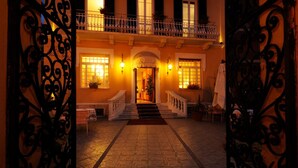 A hotel entrance with a grand staircase leading to a balcony. - Hotel Villa Igea (Alassio)