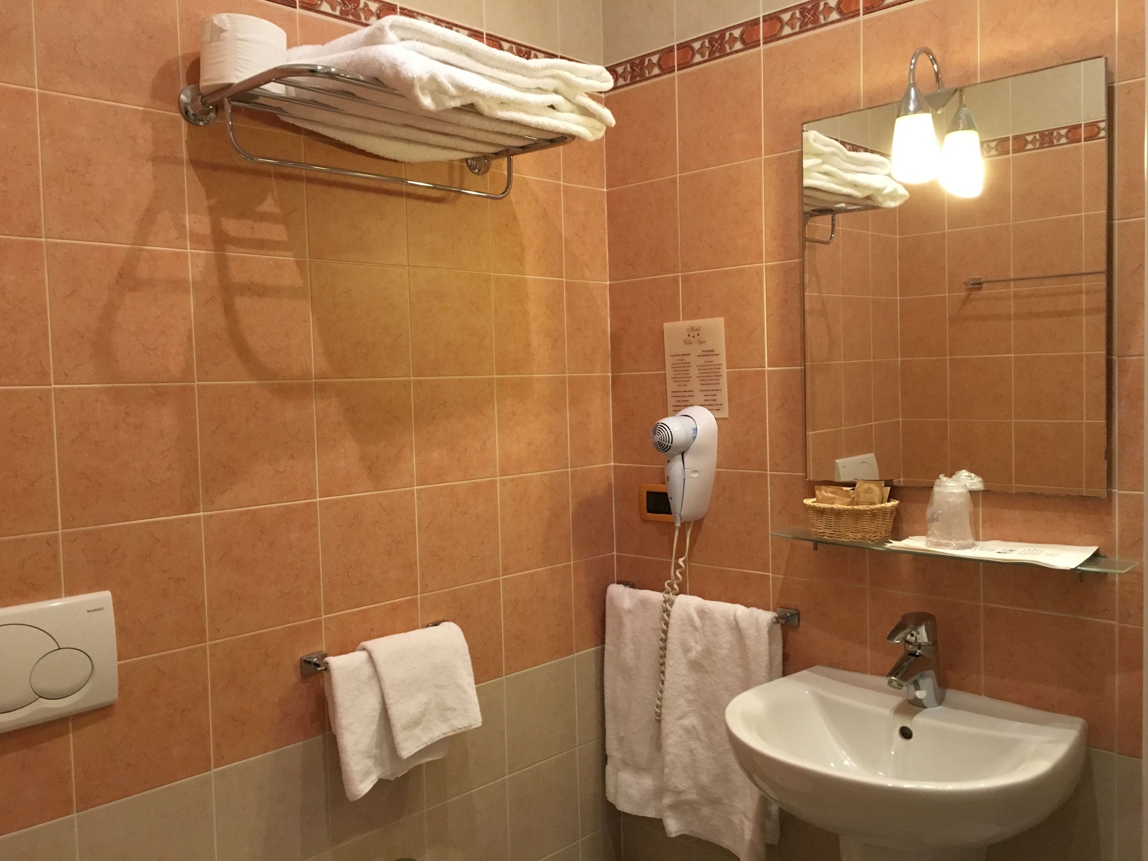double room | bathroom | shower, rainfall showerhead, free toiletries, hair dryer