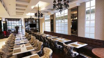 Breakfast, lunch, dinner served; international cuisine