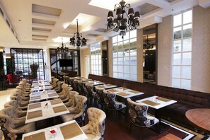 Breakfast, lunch, dinner served; international cuisine - Cinnamon Hotel Boutique Syariah (Bandung)