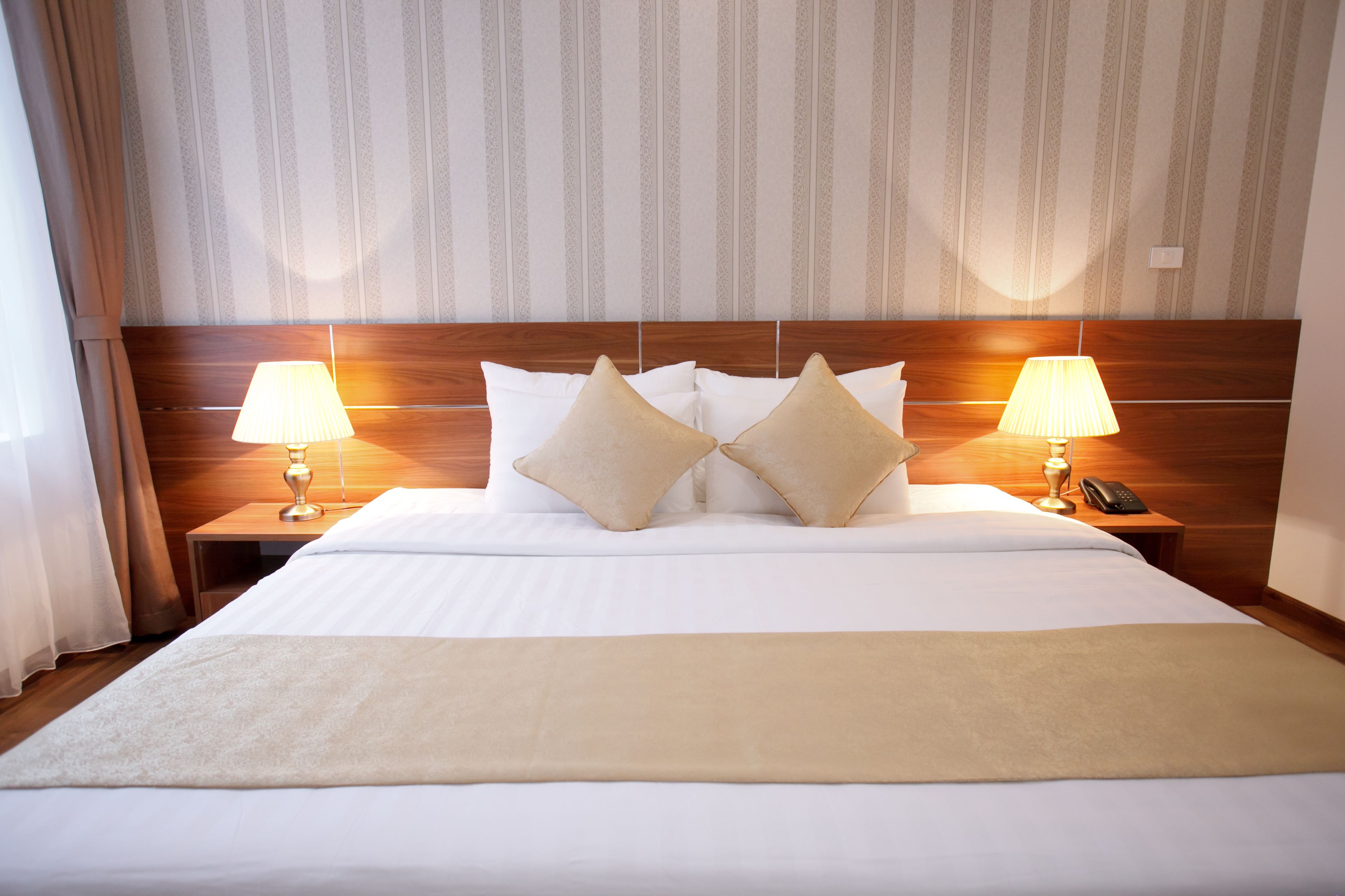 deluxe twin room | minibar, in-room safe, desk, soundproofing