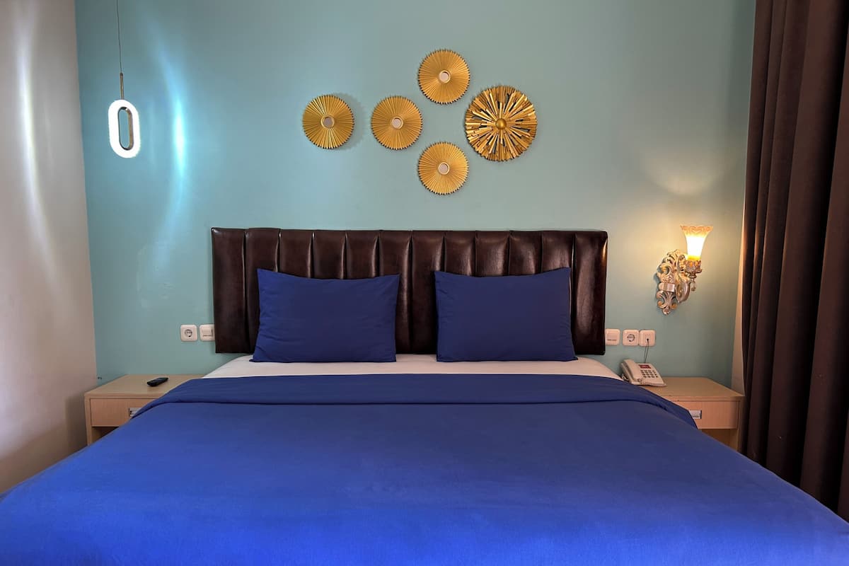 In-room safe, desk, soundproofing, WiFi (free)
