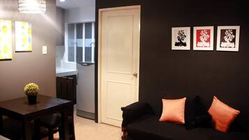 1 Bedroom | Living area | Flat-screen TV