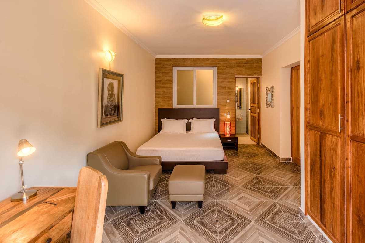 Suite de lujo, 1 habitación, cocina básica, vistas a la piscina | 1 dormitorio, caja fuerte, escritorio y tabla de planchar con plancha
