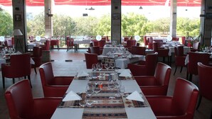 Petit déjeuner, déjeuner et dîner servis sur place