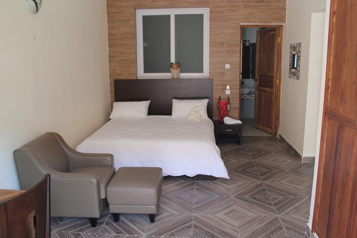 Suite Deluxe, 1 habitación, cocina básica | 1 dormitorio, caja fuerte, escritorio y tabla de planchar con plancha