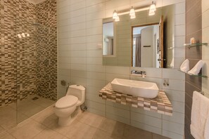 Suite Mewah, 1 kamar tidur, dapur kecil, pemandangan kolam renang | Kamar mandi | Shower, perlengkapan mandi gratis, sandal, dan handuk