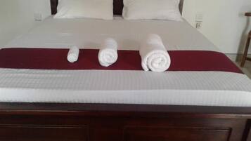 Phòng đôi hoặc 2 giường đơn Deluxe, quang cảnh vườn | Két bảo mật tại phòng, bàn, bàn ủi/dụng cụ ủi quần áo