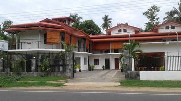 Mặt tiền nơi lưu trú