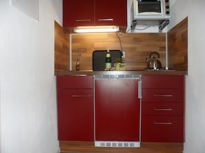 Executive Studio, Private Bathroom, Garden View (Studio 2 Rot) | Private kitchen