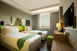 Escritorio, cortinas blackout, wifi gratis y ropa de cama