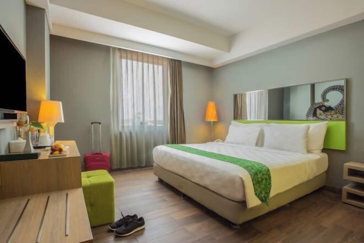 Desk, blackout drapes, WiFi (free), bed sheets
