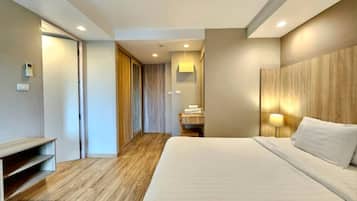 Suite for 4 | Individually furnished, desk, free WiFi, bed sheets