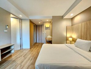 Suite, 4 Bedrooms | Dilengkapkan perabot secara berasingan, meja, Wi-fi percuma 