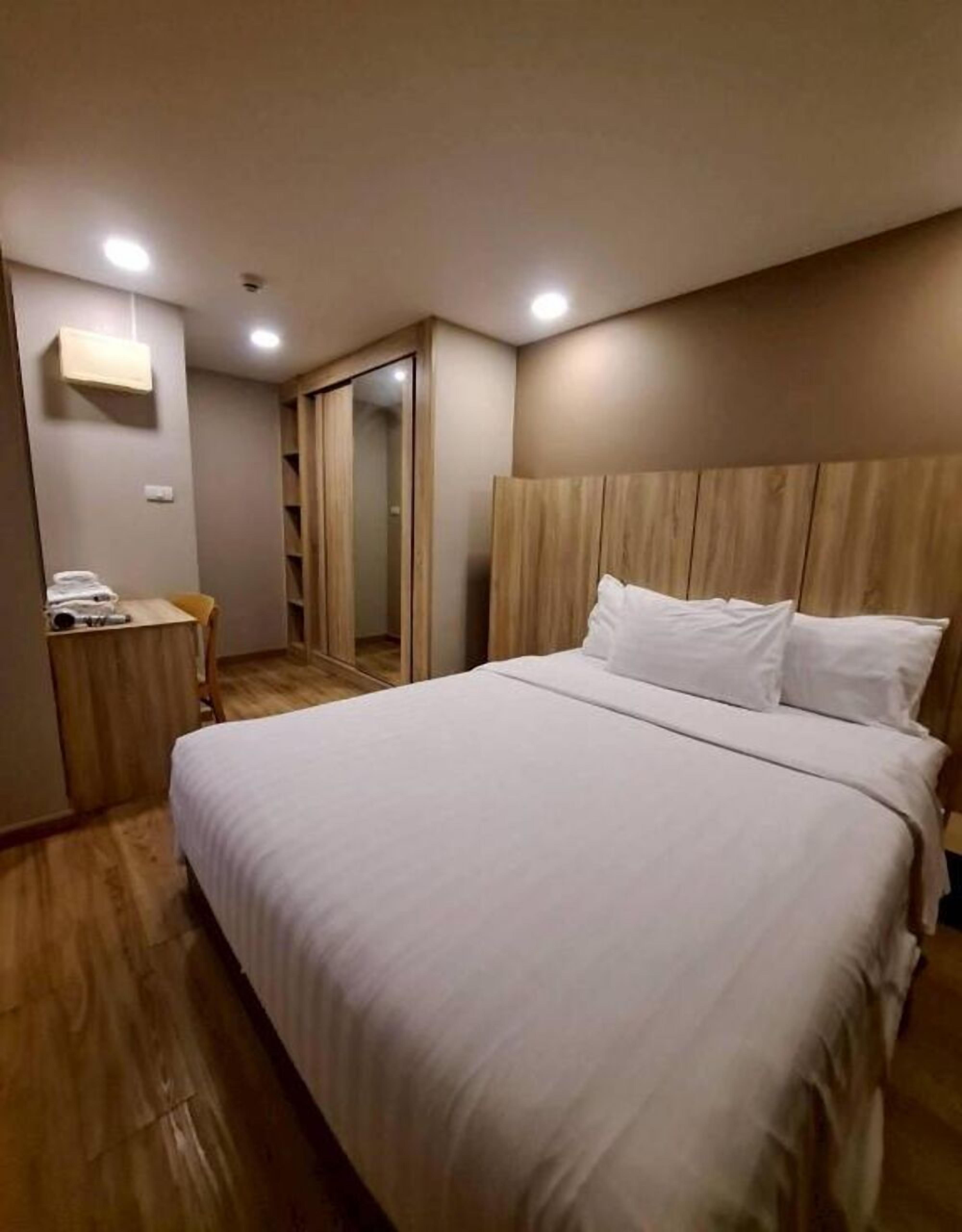 Muebles diferentes, escritorio, wifi gratis y ropa de cama 