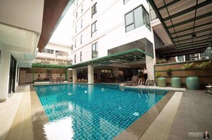 Una piscina al aire libre