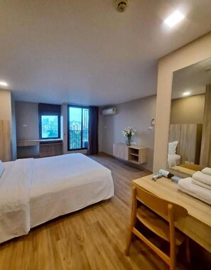 Muebles diferentes, escritorio, wifi gratis y ropa de cama 