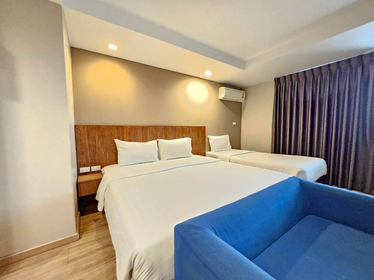 Muebles diferentes, escritorio, wifi gratis y ropa de cama 