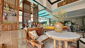 Un interior tradicional con muebles de madera, una mesa redonda y objetos decorativos.