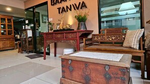 Interior de una tienda de muebles con un letrero que dice "BAAN TANIVA".