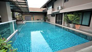 Una piscina al aire libre