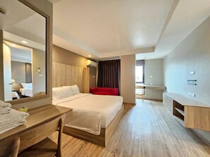 Suite for 4 | Individually furnished, desk, free WiFi, bed sheets - Baan Tanwa - MRT Ratchadapisek (Bangkok)