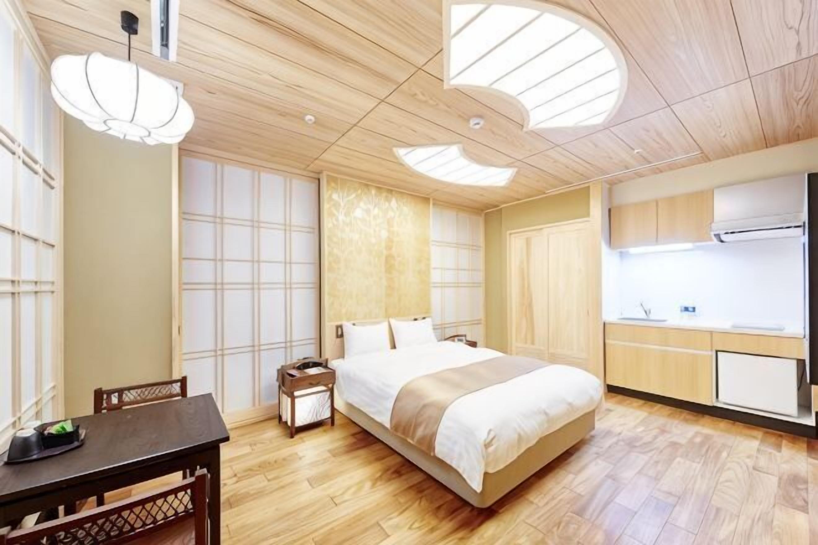 Down comforters, in-room safe, free WiFi, bed sheets