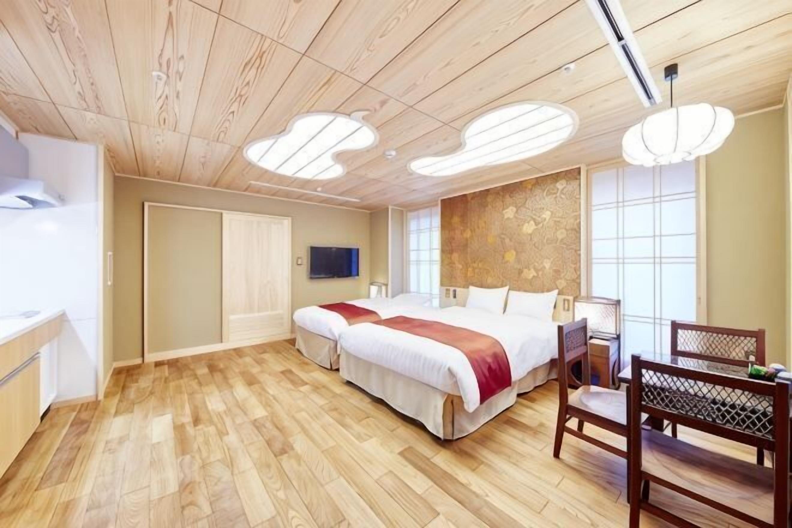 Down comforters, in-room safe, free WiFi, bed sheets