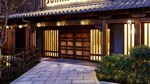 Un edificio de estilo japonés tradicional con un letrero que dice "Sunrise Suites".