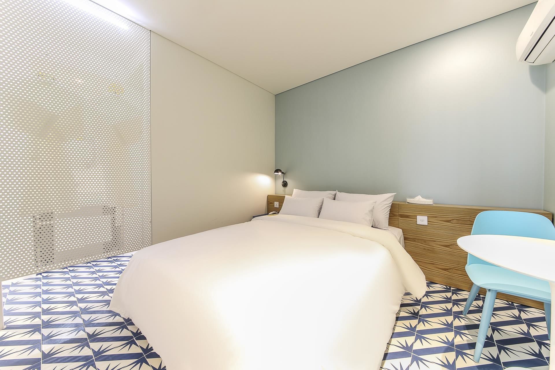 高級寢具、書桌、免費 Wi-Fi、床單