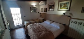Minibar, caja de seguridad en la habitación y escritorio 