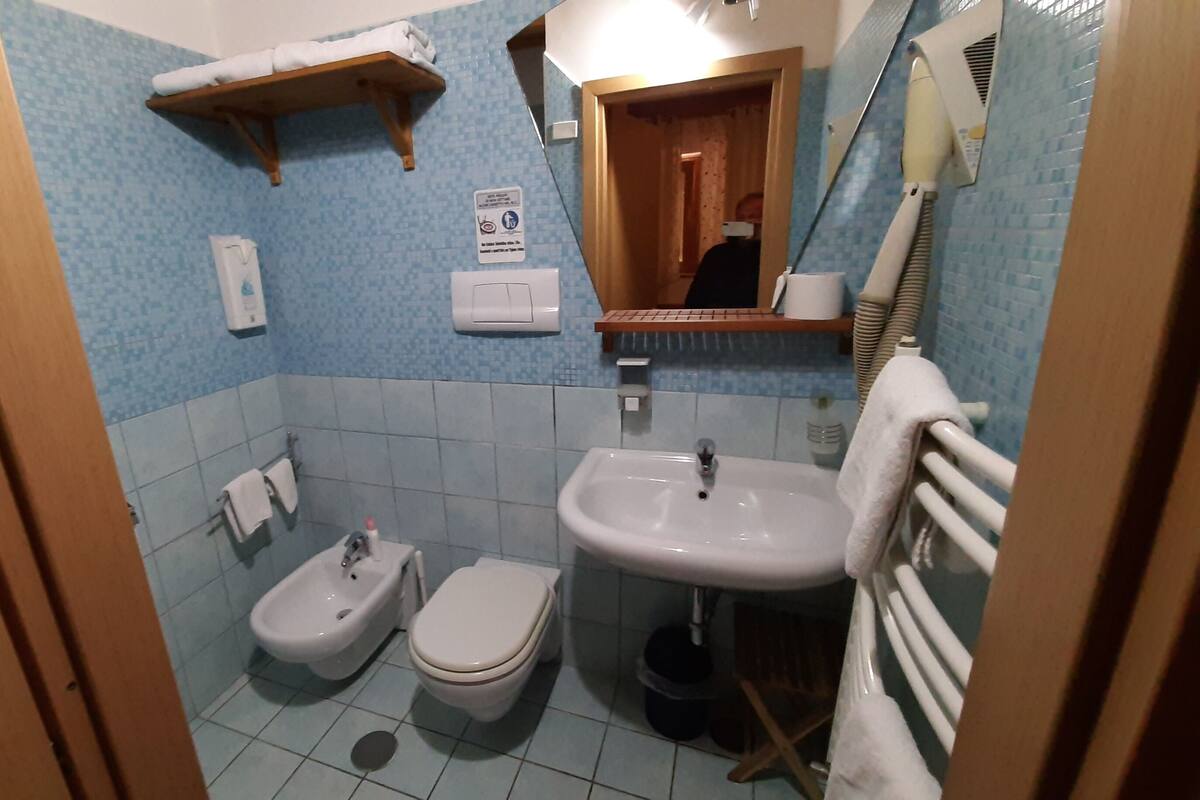Camera Amalfi | Bathroom | Shower, hair dryer, bidet, towels