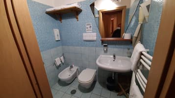 Camera Amalfi | Badezimmer | Dusche, Haartrockner, Bidet, Handtücher
